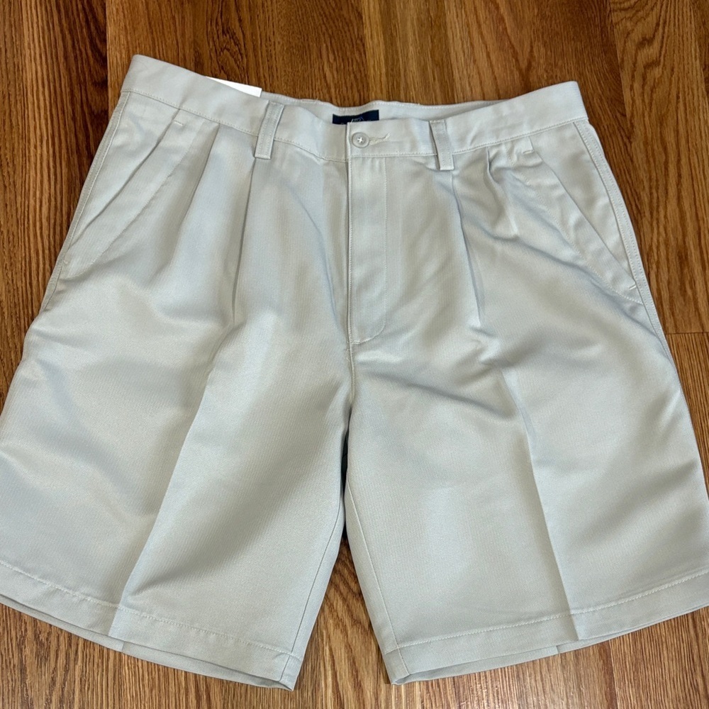NWT Dockers Golf  beige pleated relaxed fit  Men's Shorts pockets size 34 waist